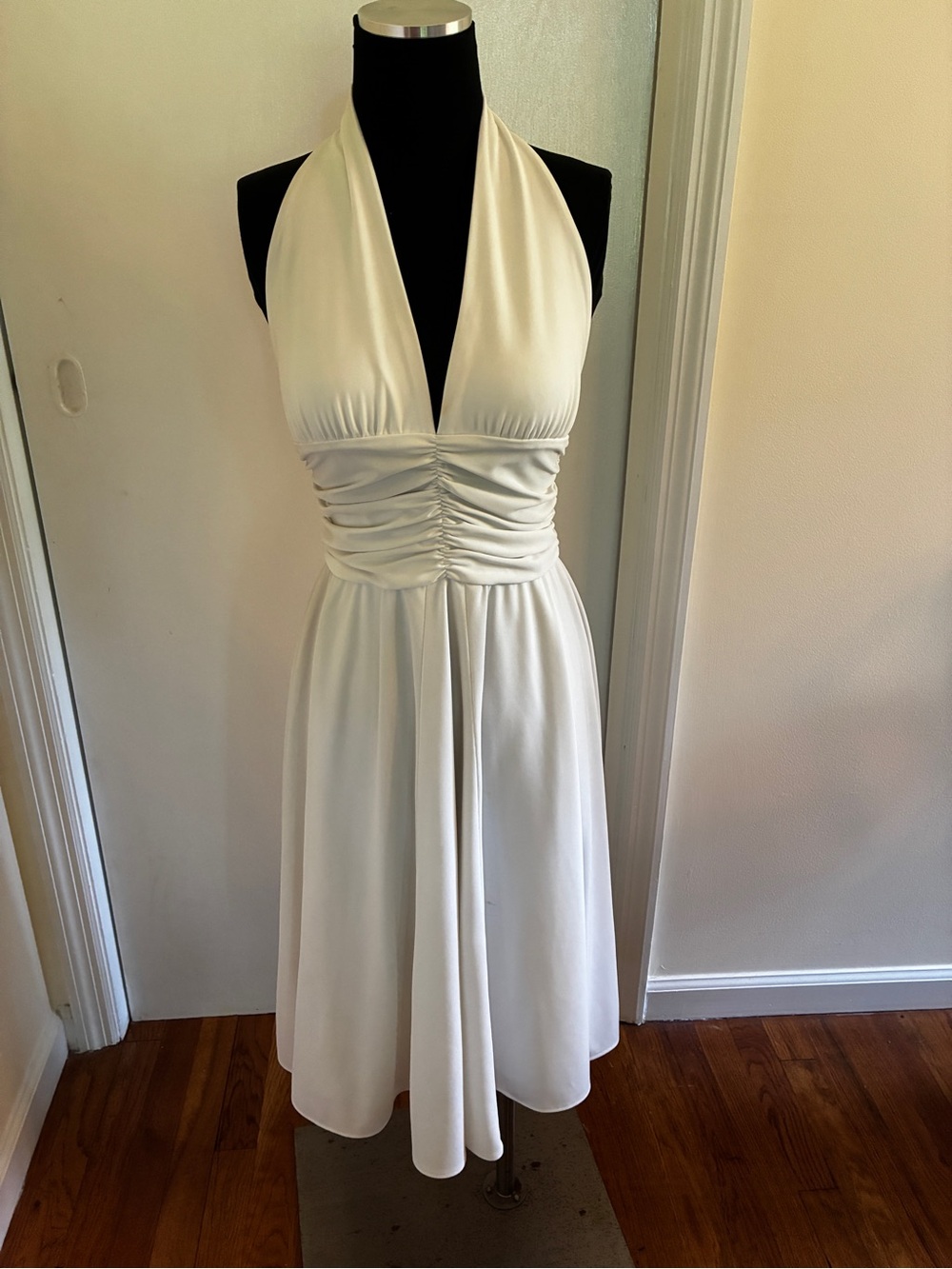 White House Black Market White Halter Ruched Waist Dress size 6 EUC
